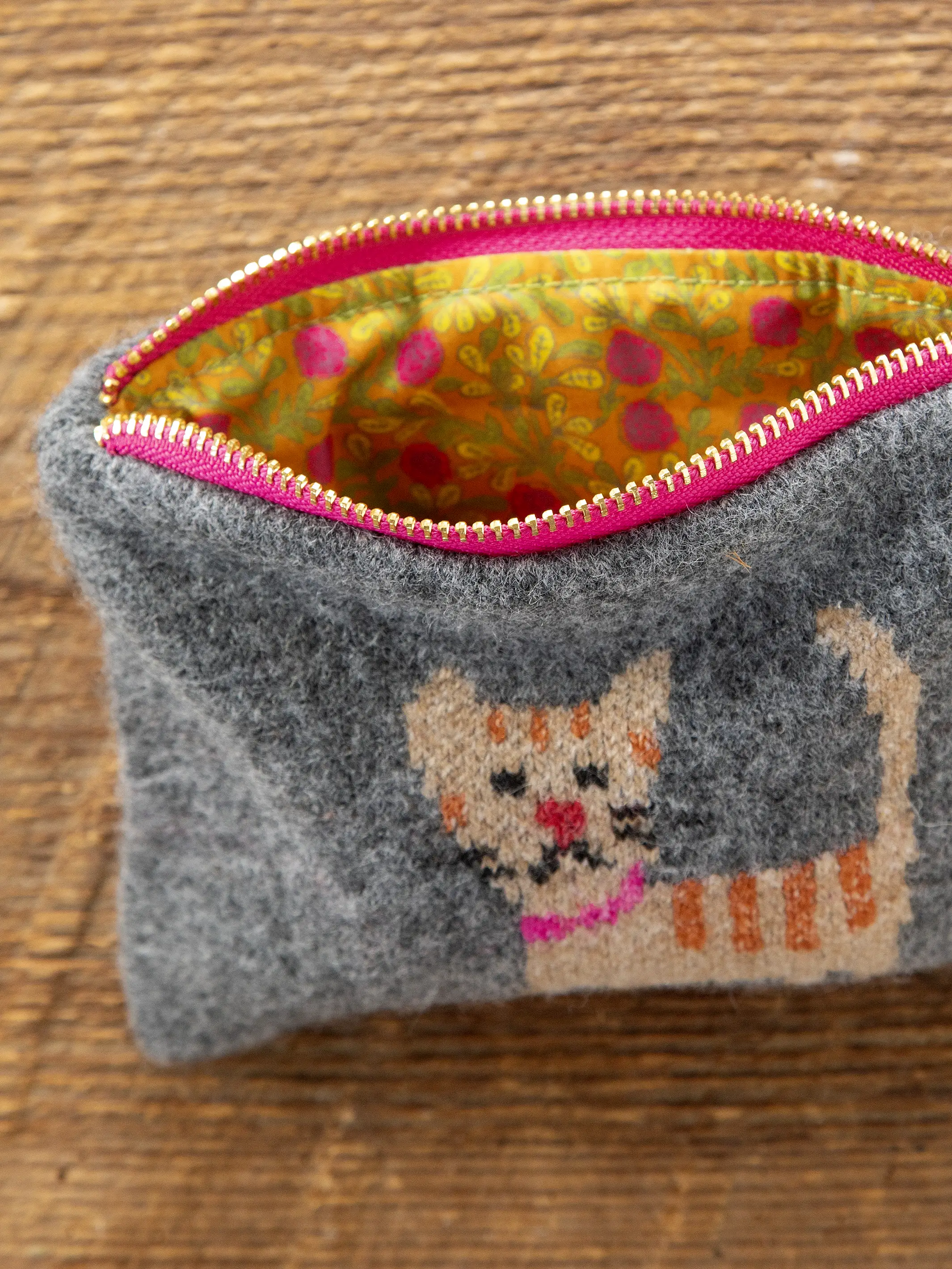 Intarsia Sweater Pouch - Charcoal Cat - Image 2