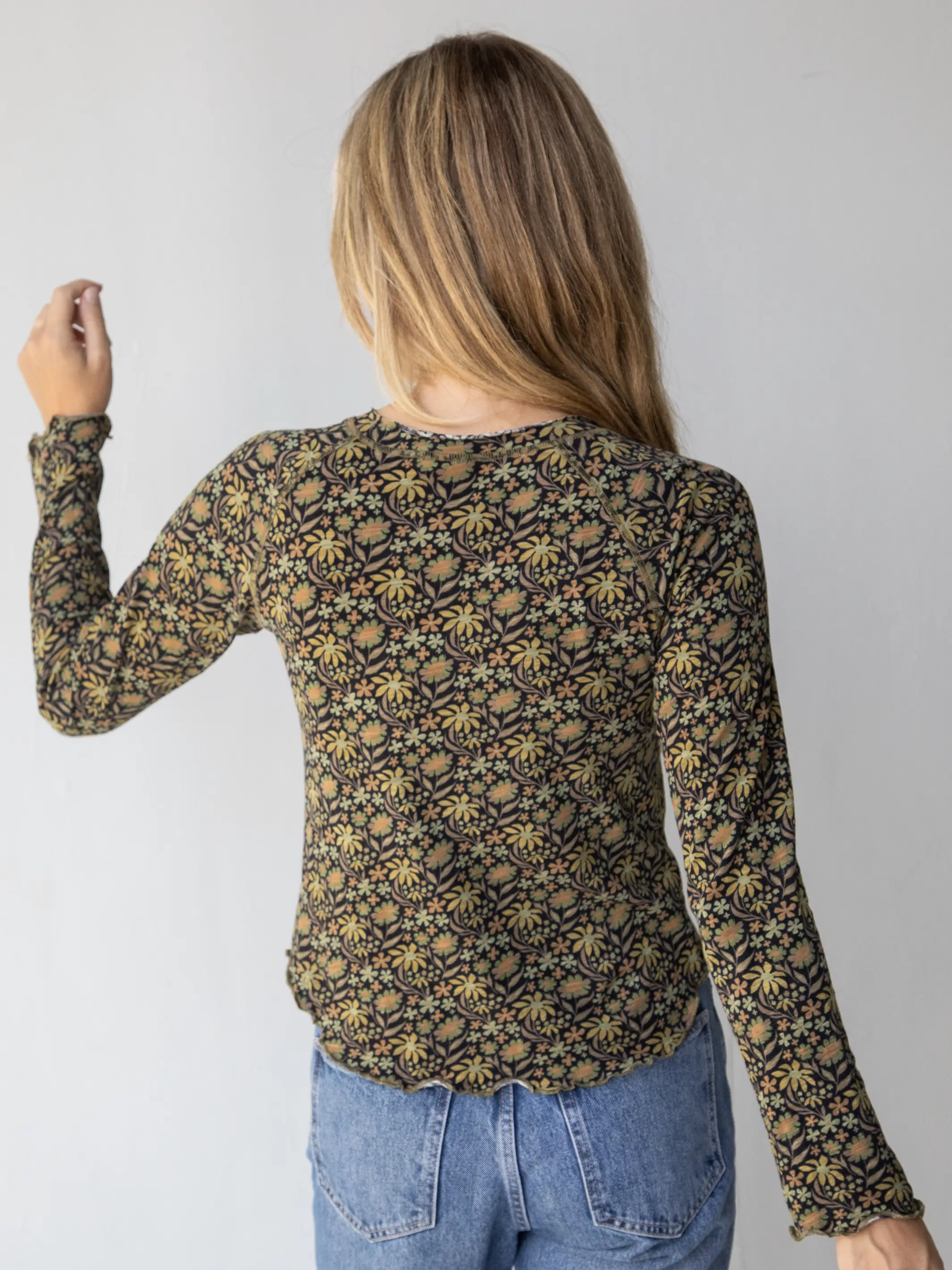 Lily Cotton Long Sleeve Tee Shirt - Tan Daisies Floral - Image 4