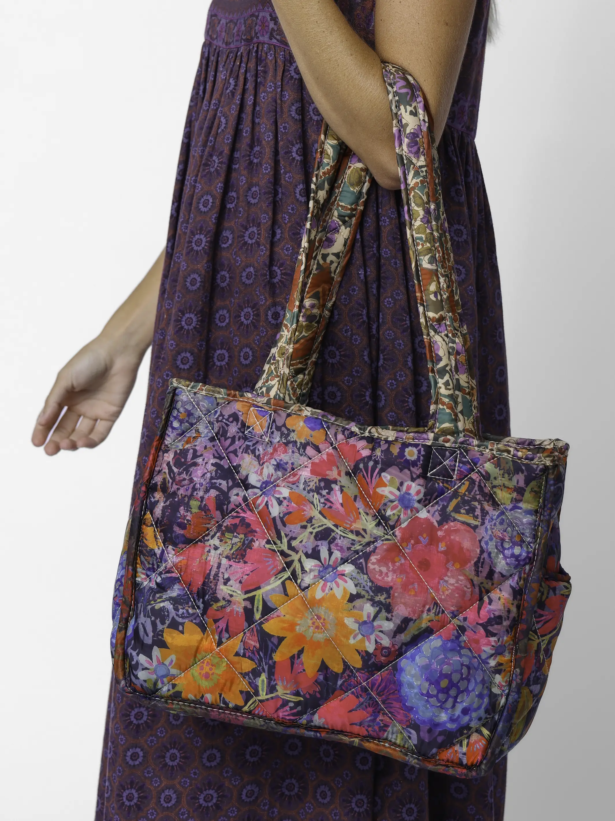 Reversible Puffy Tote Bag - Medium Brown Tuscany Border - Image 2